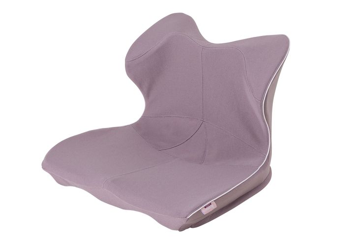 椅子にプラスするだけで理想的な座り姿勢をキープするクッション。