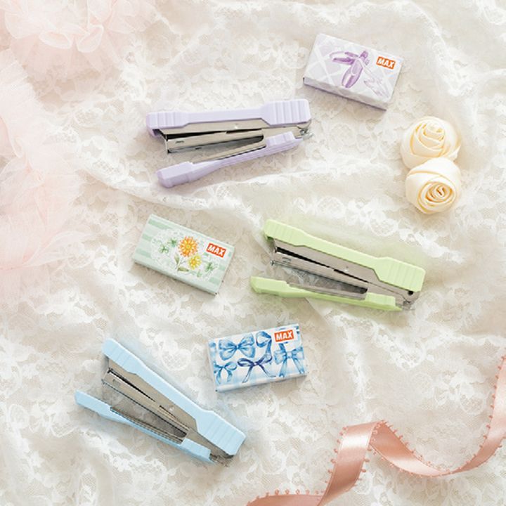 パッケージや針箱のデザインに、リボンやバレエシューズなどバレリーナにまつわる可憐なモチーフを取り入れた、パステルカラーのホッチキス。