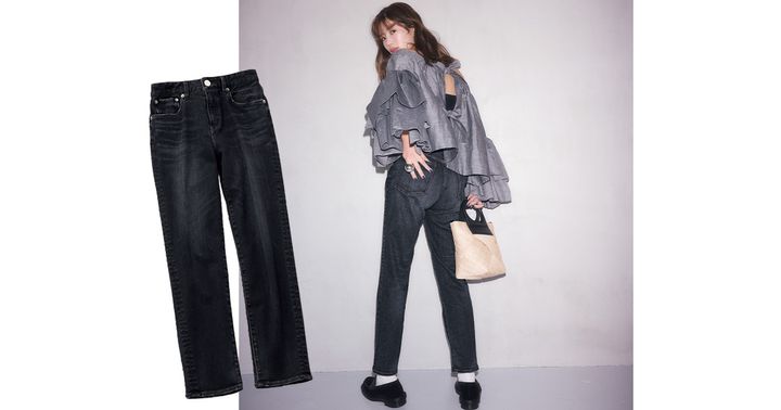 レッドカードの黒デニムパンツとツヤ感のあるフリルブラウスを合わせた咲和希さんの後ろ姿