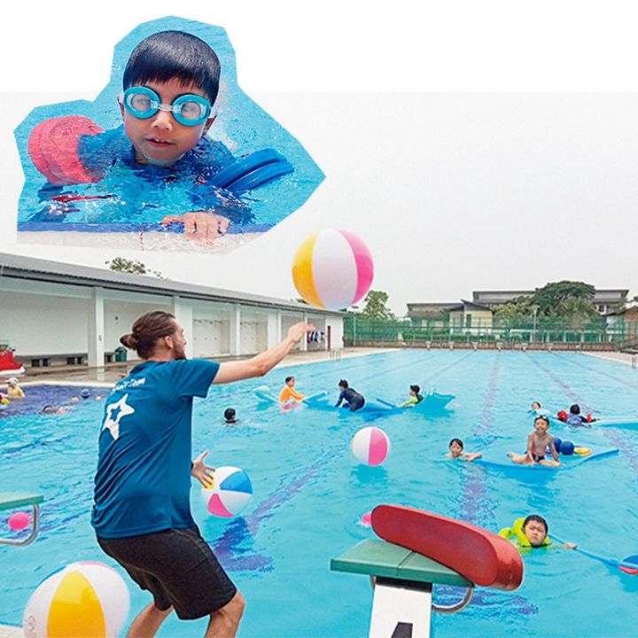 先生と子どもがプールで遊ぶ様子