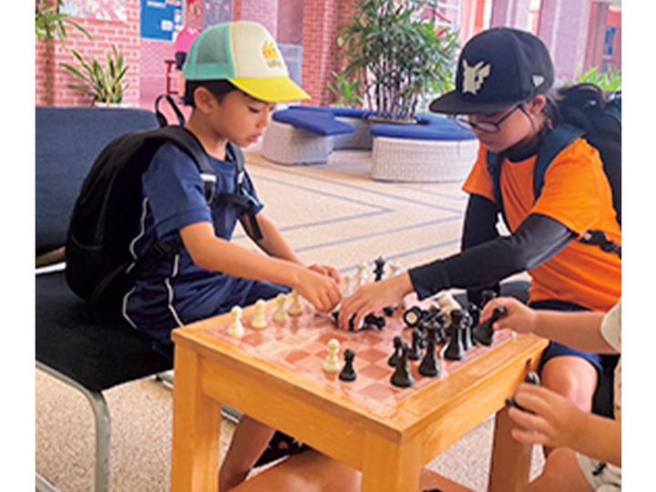チェスで遊ぶ子どもたち
