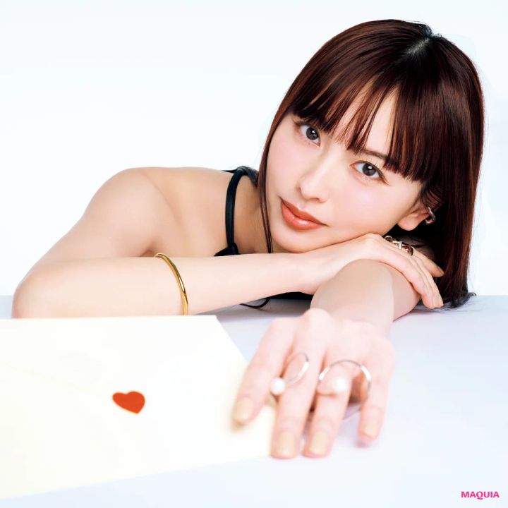 鈴木えみ＆本田 翼の「なくちゃ困る！」メイクアップアイテムは？ 推しコスメ往復書簡