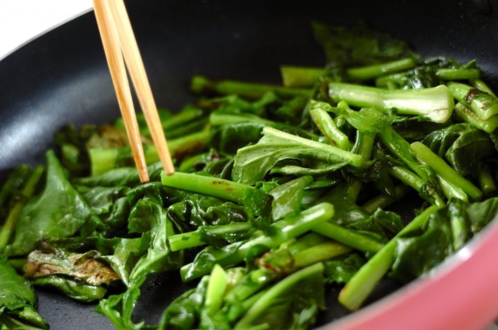 ご飯のお供に カブの葉のショウガみそ炒めの作り方1