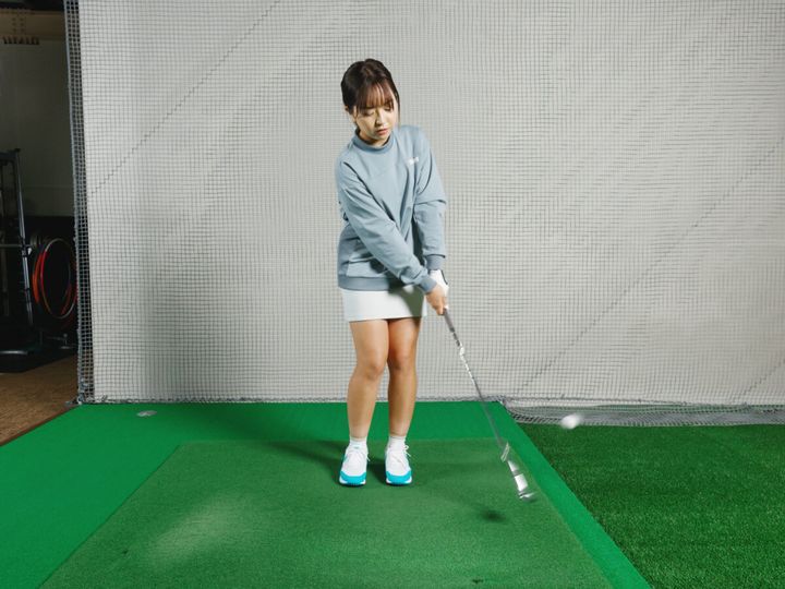 アプローチを高く上げるコツは？グリップエンドをおへそに向けると◎