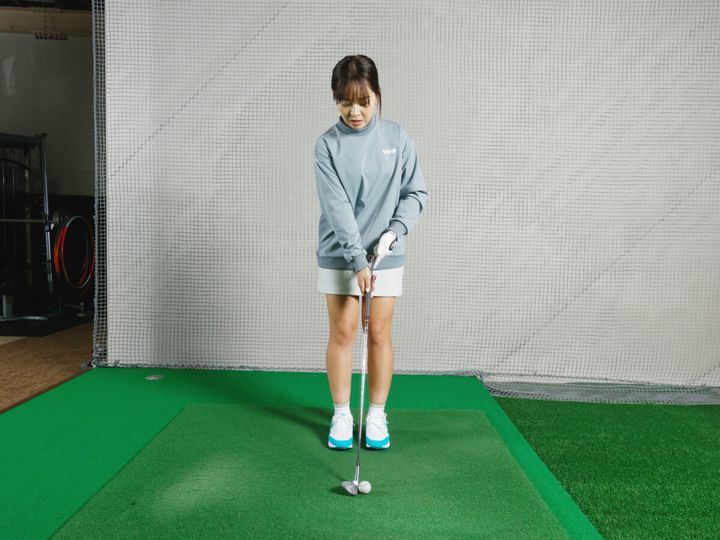 アプローチを高く上げるコツは？グリップエンドをおへそに向けると◎