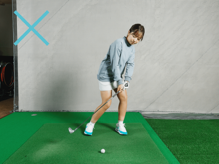 アプローチを高く上げるコツは？グリップエンドをおへそに向けると◎