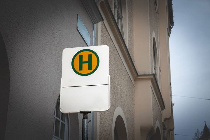 オーストリアとドイツのバス停の標識