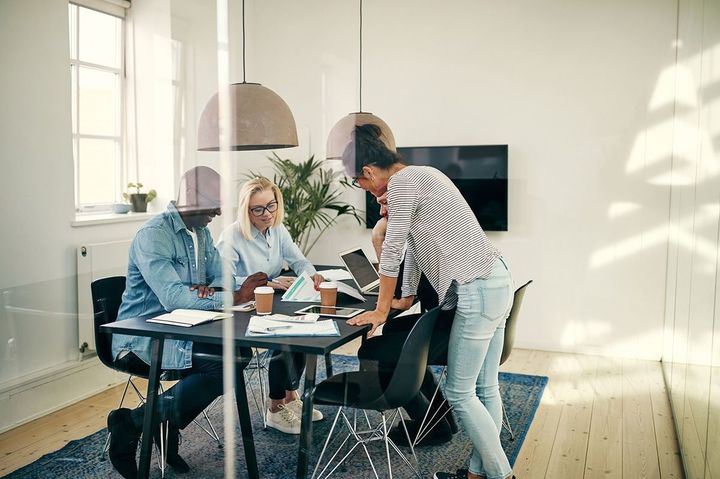 オフィスで会議をする人たち