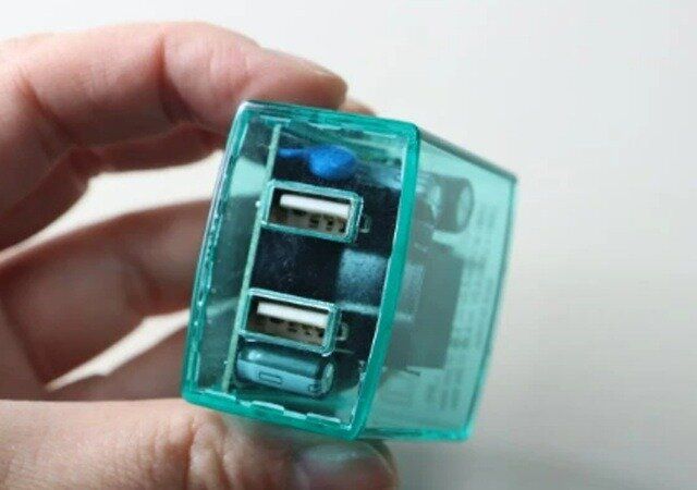 ダイソーのUSB ACアダプター（3.4A、2ポート、ミントグリーン）2