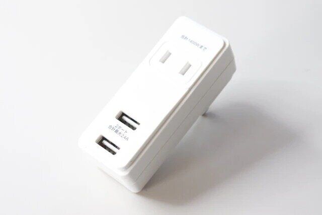 ダイソーのコンセントタップ（2個口、USB2ポート、2.4A）1