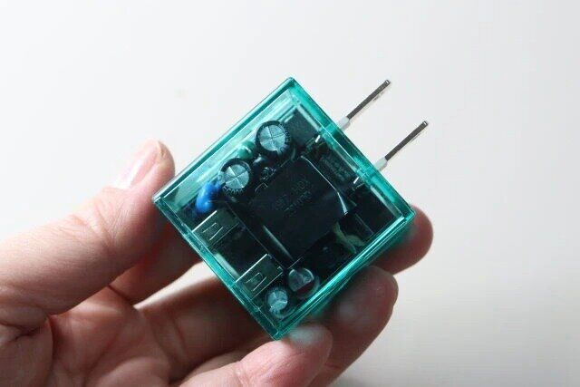 ダイソーのUSB ACアダプター（3.4A、2ポート、ミントグリーン）1