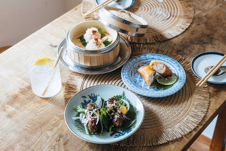 セットアップディナー（予約制）は、お店のおすすめ料理が網羅されたプラン。一般的なコースのように提供の順番は決まっておらず、複数の皿がテーブルに並ぶことも。左から時計回りに、生レモングラ酎サワー（770円）、タイもち米焼売4個（1280円）、春巻き1本（630円）、酢豚（1400円）。