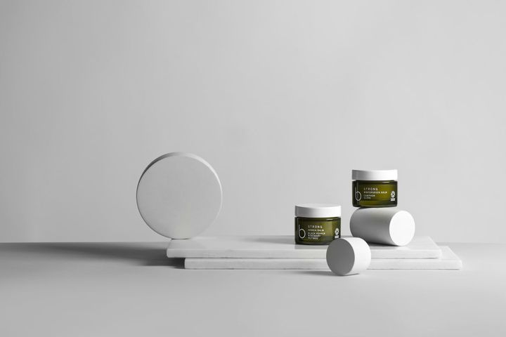 ビーストロング アルニカバーム ウィンターグリーンバーム 各30g 各￥5,500 ビーストロング リチュアル 90分 ￥25,300（すべて4月26日発売）