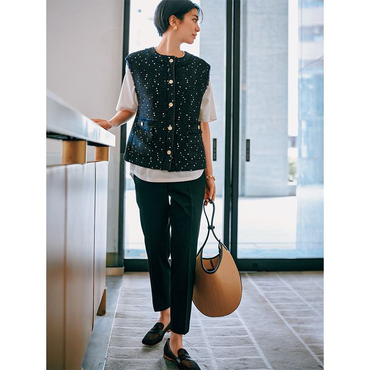 授業参観におすすめのツイードジレ×黒パンツの阪井まどかさん