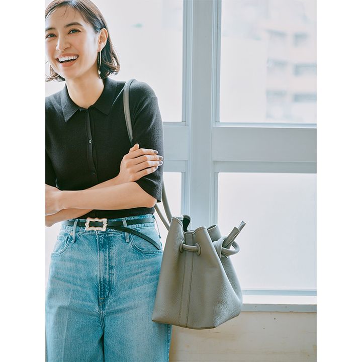 授業参観コーデにおすすめのポロニット×デニムの岡本あずささん