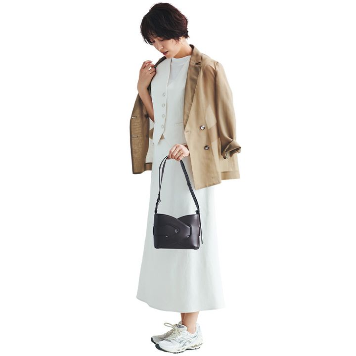 従業参観におすすめのジレ×スカートにシアージャケットを羽織った青木裕子さん