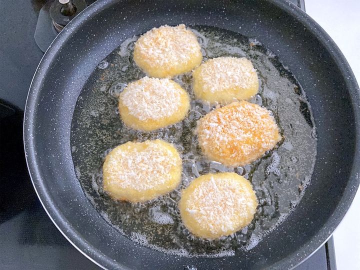 コロッケを揚げていく