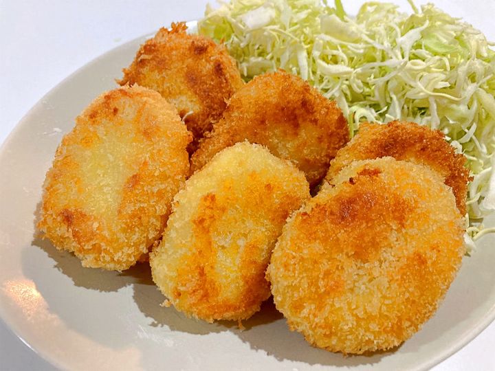 盛り付けたバターチーズコロッケ