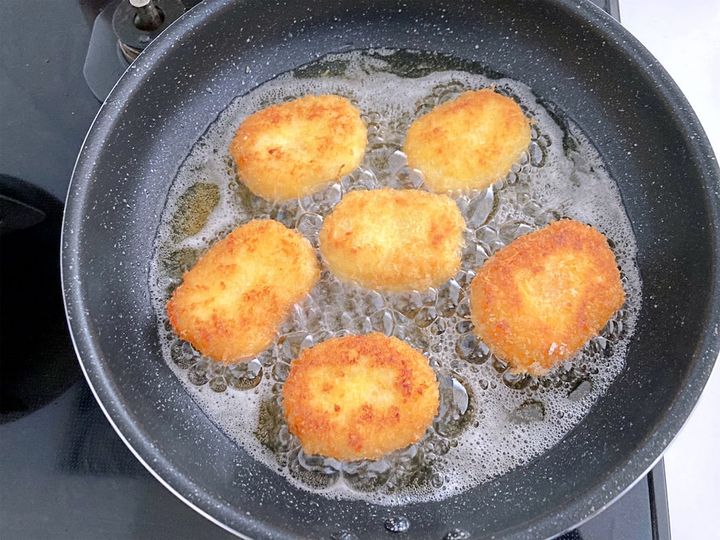 きつね色に揚がったバターチーズコロッケ