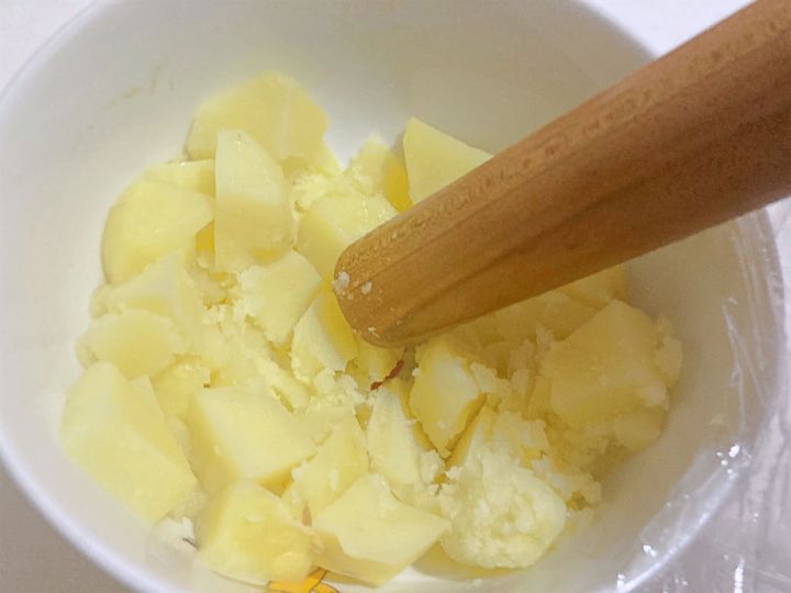 電子レンジで加熱したじゃがいもをつぶす