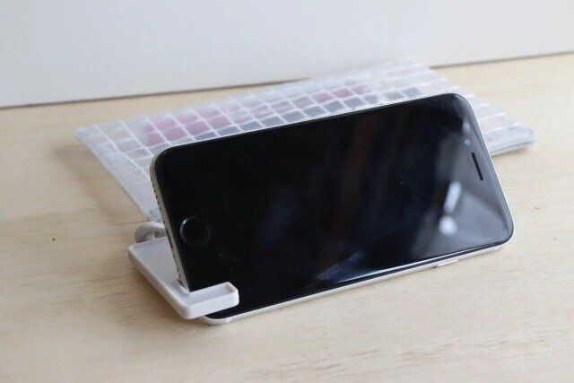 セリアのスマホが立てられるペンポーチの使用例