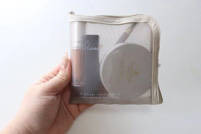 セリアのメイクお直しポーチ スクエアは絶妙なサイズ感で使い勝手抜群