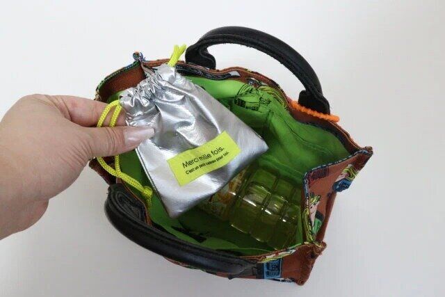 セリアのシルバー巾着 織ネーム付はブランドアイテムみたいにおしゃれで高見え