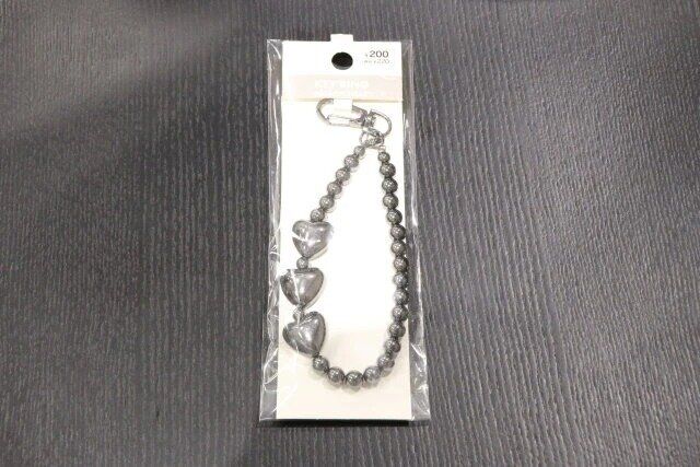 ダイソーのメタリックハートビーズキーホルダー（黒、ピンクゴールド）のパッケージ