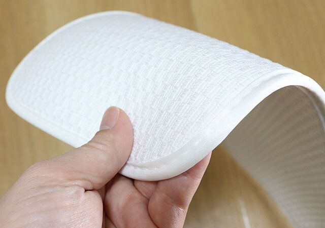 ダイソーの柔らかい吸水マット（抗菌防臭、無地、20cm×40cm）
