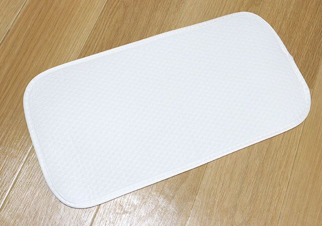 ダイソーの水をよく吸う吸水マット（抗菌防臭、無地、20cm×40cm）