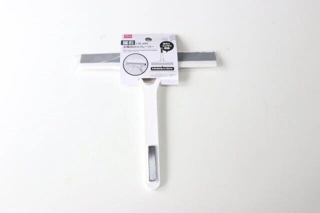 ダイソーの磁石で引っ付くお風呂のスクレーパーのパッケージ