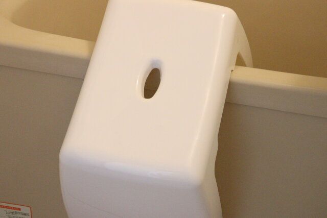 再生プラ配合風呂いす（オリーブ、ホワイト、高さ35cm） 掛けられる