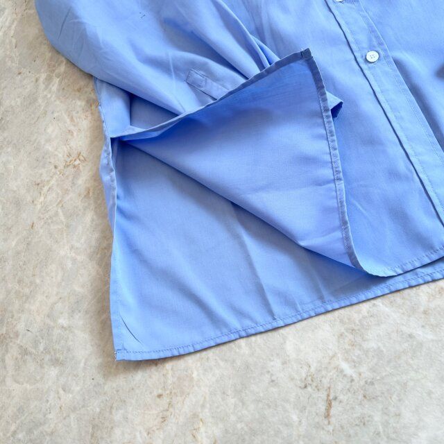 Aunt Marie’s オーバーサイズベーシックルーズシャツ サイドにはスリットが入っている