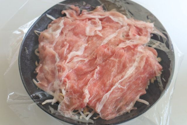 塩、酒をふり、ふんわりとラップをする。