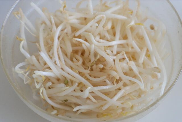 もやしにごま油を絡める。