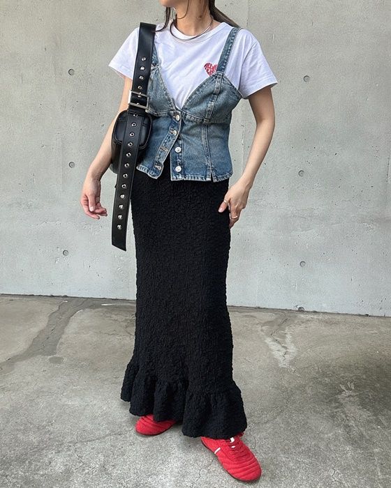 裾フリルロングナロースカート×ZARAのレッドの「パッド入りランニングシューズ」