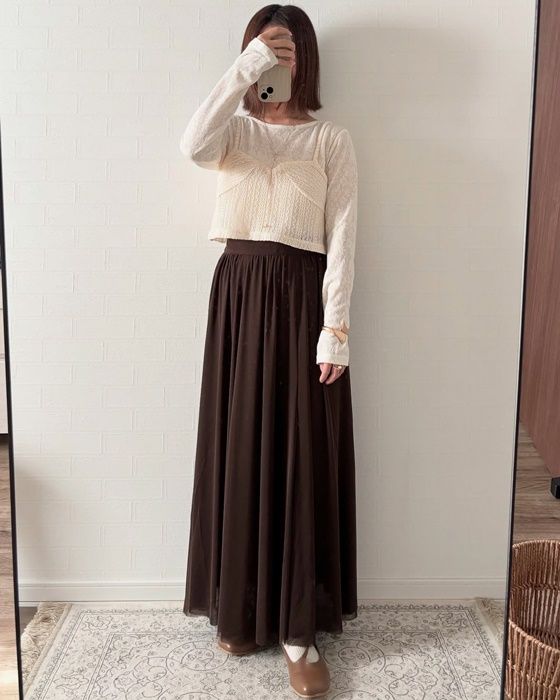 しまむらのホワイトの「花JQシアーロンT」×ギャザーロングスカート