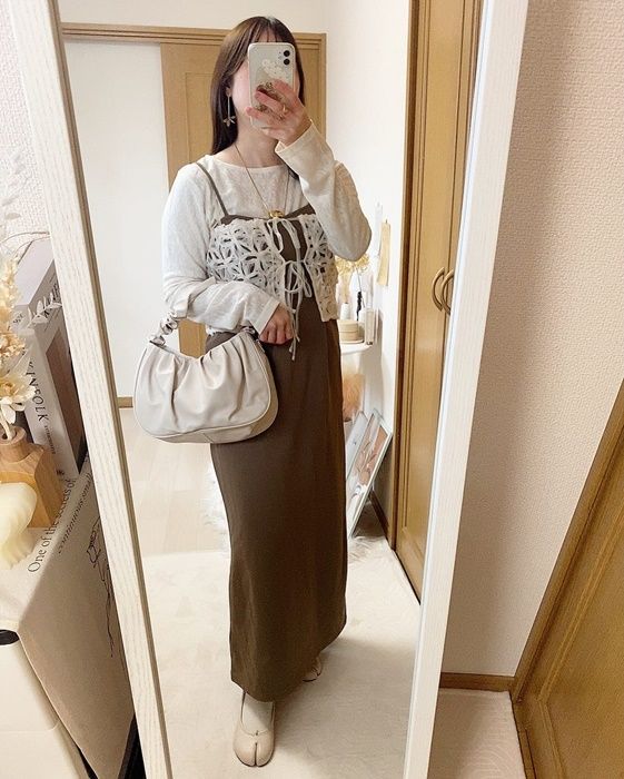 しまむらのホワイトの「花JQシアーロンT」×キャミワンピース