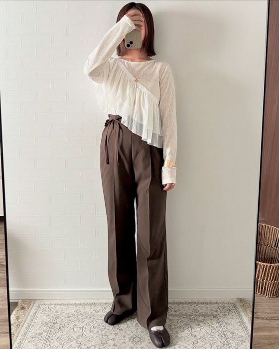 しまむらのホワイトの「花JQシアーロンT」×サイドリボンパンツ