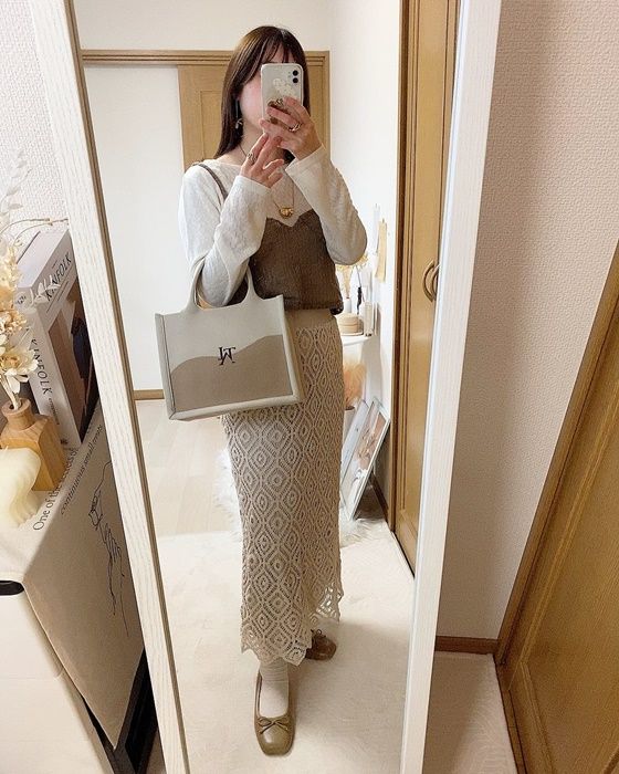 しまむらのホワイトの「花JQシアーロンT」×クロシェロングスカート