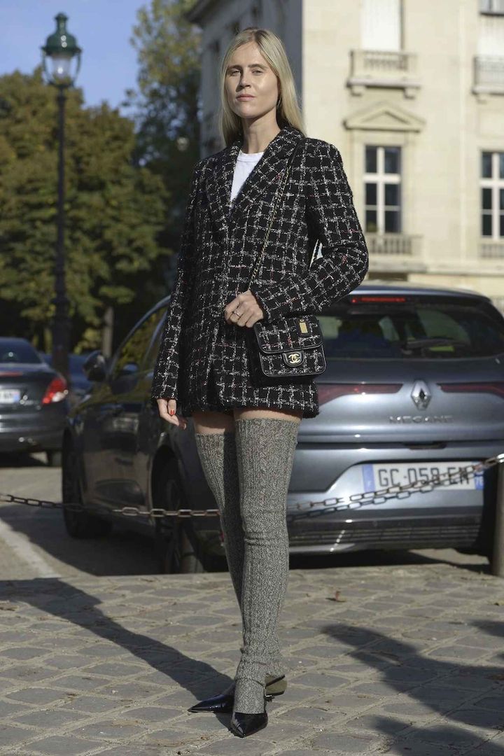 画像: 目を引くオーバーニーソックスを指名