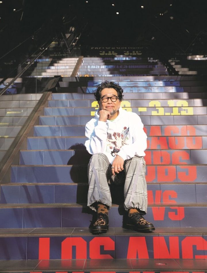 MILKBOYのパーカーとパンツを着た槇原敬之さん