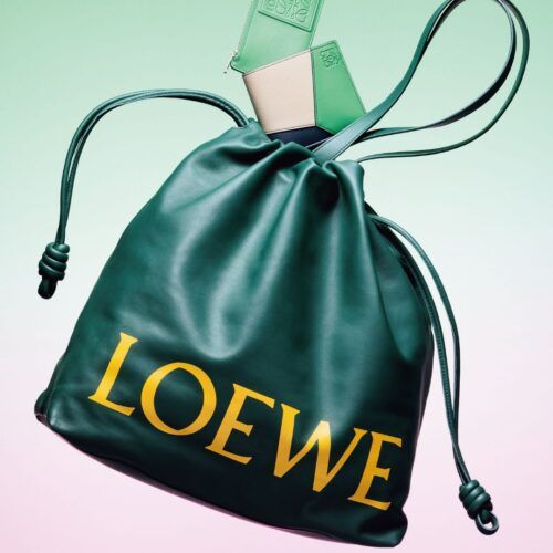 「ロエベの新作“ビッグロゴ”トートが春の主役」深みあるグリーンが“美”！ナパカーフ×ドローストリングの新作バッグがお洒落すぎ