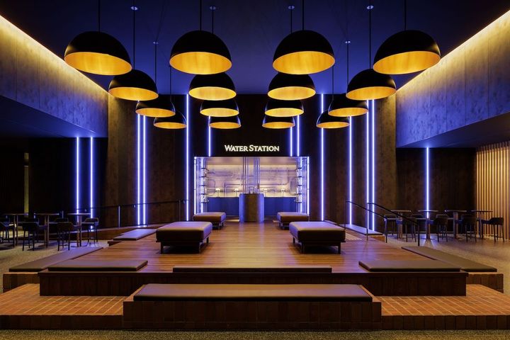 「ウォーターステーション（WATER STATION）」の横には、マイクロドリンク入りカプセルのカプセルトイがあり、持参のボトルに入れれば、フルーツフレーバーの水が飲める。