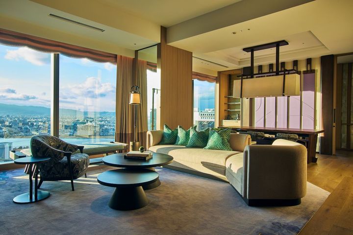 全室46m²以上のゆとりある客室。ナチュラルな色調と質感のインテリアで満たされ、高層階からの圧巻のパノラマビューを誇る。