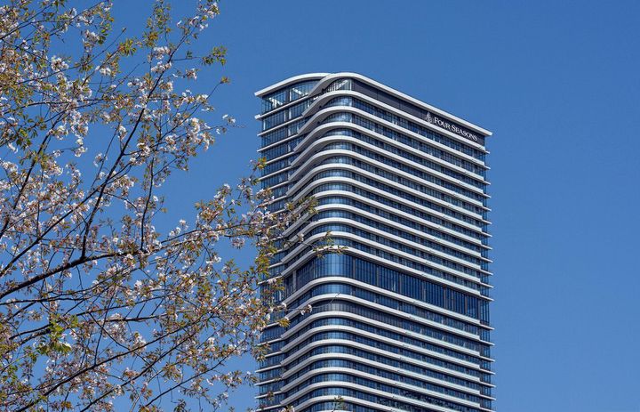 水辺の街として再開発が進む堂島の超高層ビル「One Dojima」の上層階を占める。