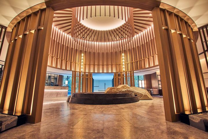 ランタンを模した円筒形のレセプション「アライバル・パビリオン」。