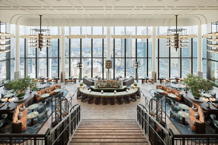 「ピーコック・アレー」はブランドを象徴するラウンジ。20世紀初頭、NYで流行りのクジャクの羽飾りの帽子をかぶった女性たちや、シルクハットとステッキでめかしこんだ男性たちの社交場に、いつしか付いた名が”クジャクの道”。