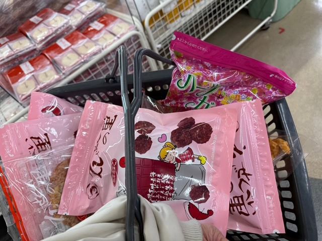 えびせんべいの里の、チョコがけえびせん「りんちょこ」は冬季限定商品