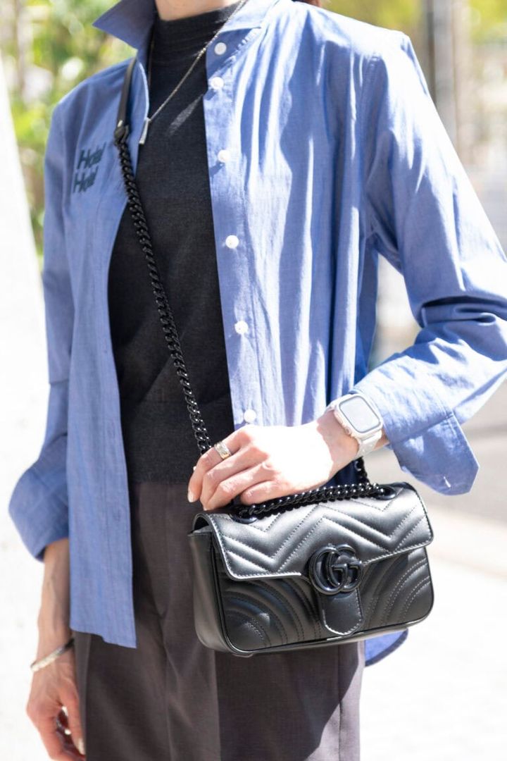 バッグを斜めがけにしてアクティブに